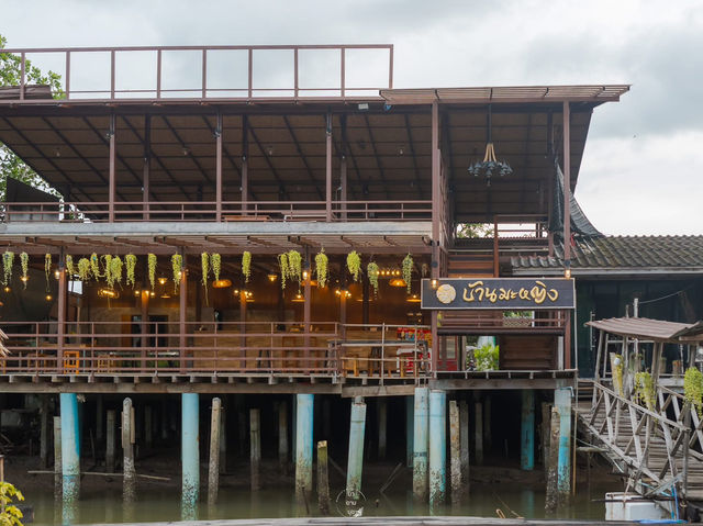 ร้านอาหารซีฟู้ดบนกะชังในเมืองกระบี่ 