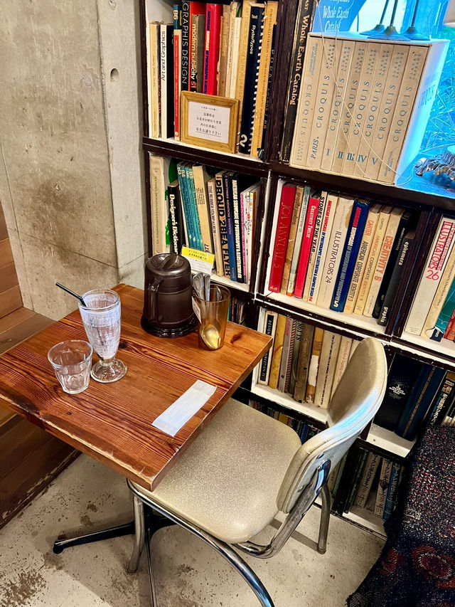 A Cozy Café with Delicious Curry – MOKUBAZA