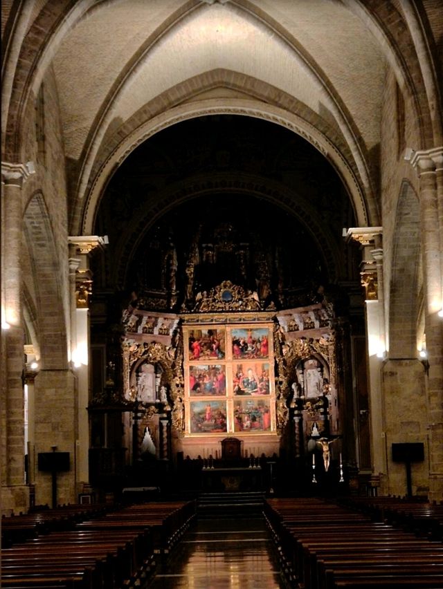 哥德式大教堂是瓦倫西亞最重要的宗教建築，其塔樓「el Miguelete」是這座城市的象徵之一