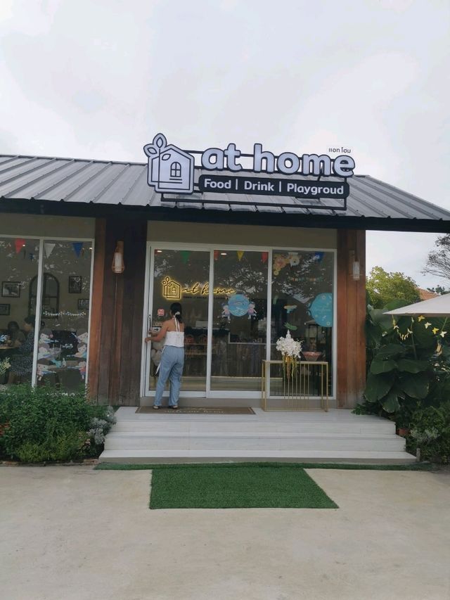 At Home ร้านคาเฟ่น่ารัก บรรยากาศอบอุ่น