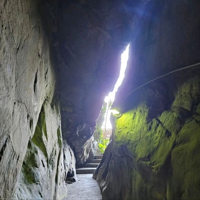 神秘的。岩の中にある神社