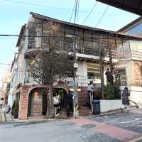 🇰🇷 3階建ての広々とした店内で、豊富なケーキやドリンクを楽しめるカフェ