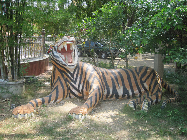Wat Bang Phra วัดบางพระ (หลวงพ่อเปิ่น)