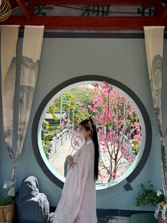 แต่งชุดฮั่นฝูเดินเล่นในเมืองโบราณ