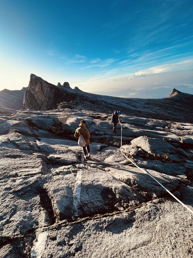 【Mt. Kinabalu：4095m 的自我對話】 ⛰️🚶‍♂️☀️💨