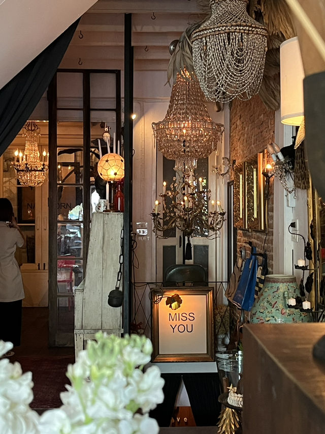【バンコク】花市場のナンバーワンカフェ「Floral Café at Napasorn」