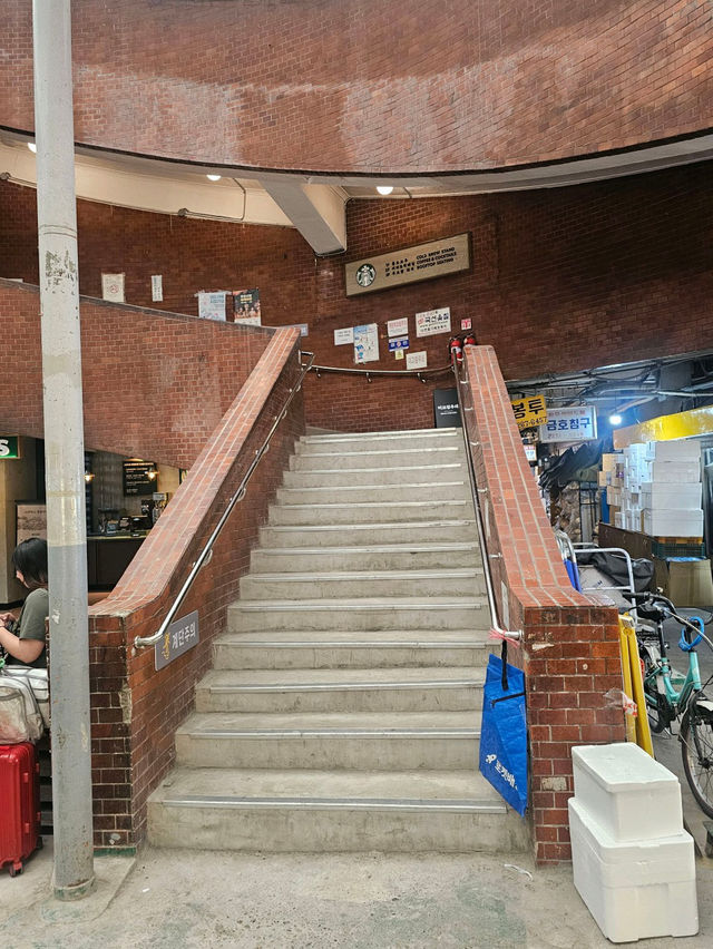 🎀🛍️종로 광장시장 카페, 전통과 현대의 공간 스타벅스 광장마켓점