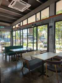 Where Sea Breeze Meets Coffee Beans – A Chill Spot by the Water