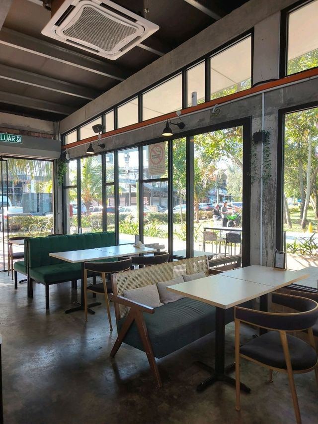 Where Sea Breeze Meets Coffee Beans – A Chill Spot by the Water