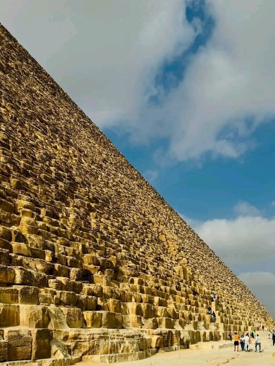 「ギザの大ピラミッド」—時を超えた古代の奇跡に圧倒される