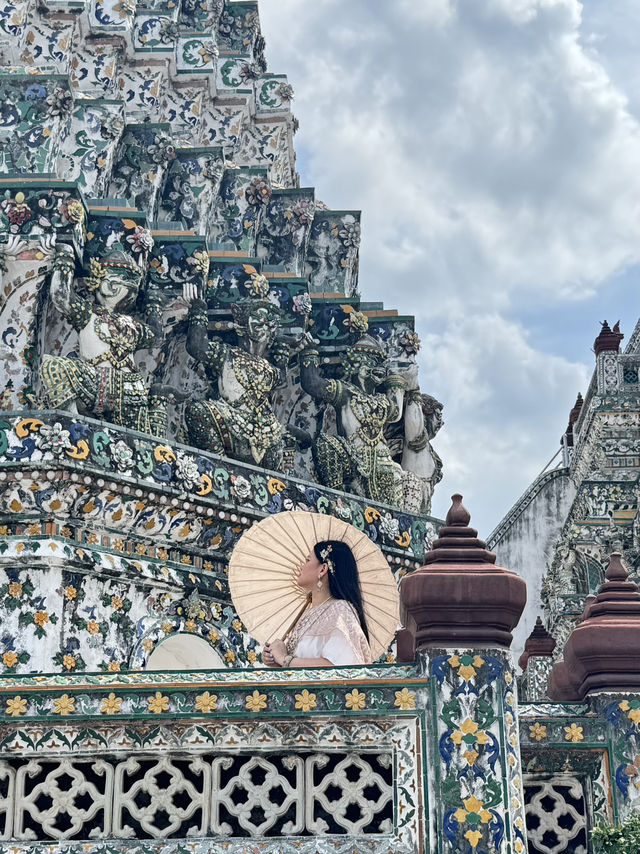 🌅✨ Magical Morning at Wat Arun in Traditional Thai Dress 🇹🇭