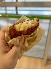 【大阪・関西空港】寿司職人が手がける、ワンハンドの“和”バーガー「Onigiri Burger 関西国際空港本店」