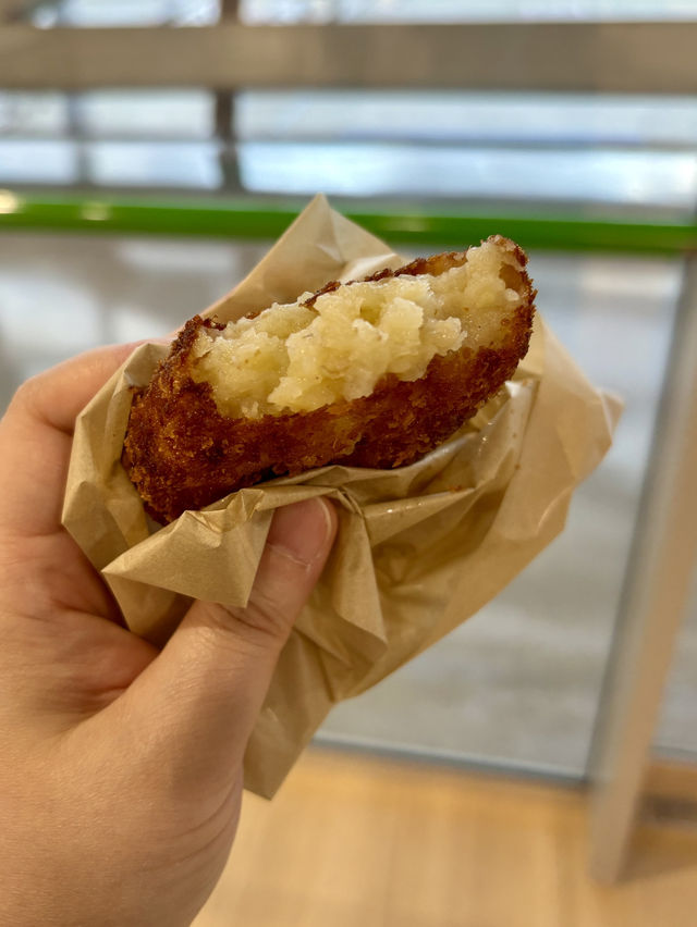 【大阪・関西空港】寿司職人が手がける、ワンハンドの“和”バーガー「Onigiri Burger 関西国際空港本店」