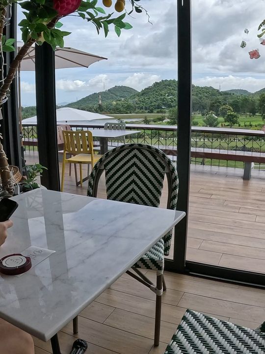 The chalet cafe' คาเฟ่กลางหุบเขา