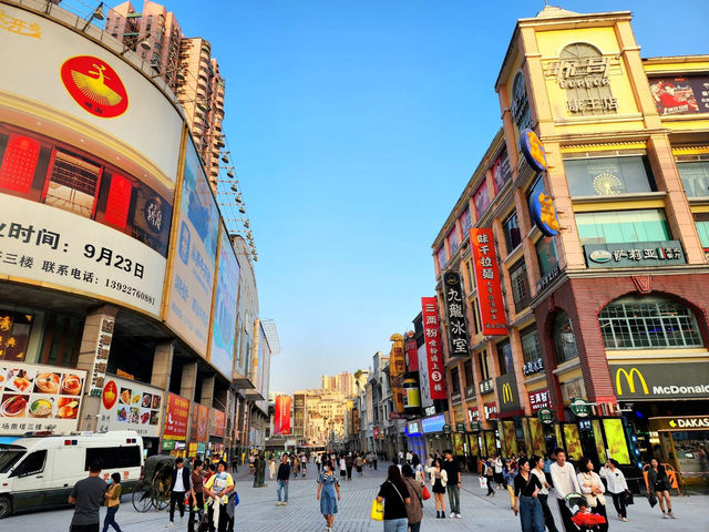 Guangzhou’s Twin Shopping Streets: Style Meets Tradition