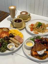 Pineyard Café – Rustic charm by the lake