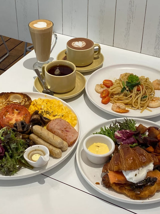Pineyard Café – Rustic charm by the lake