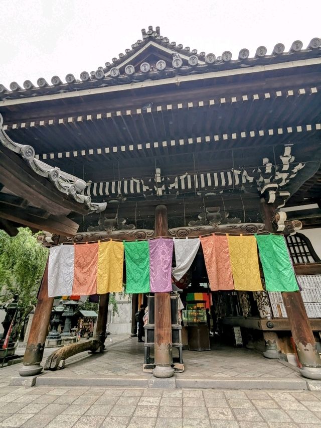 京都 | 頂法寺六角堂，被高樓大廈包圍的街區佛寺