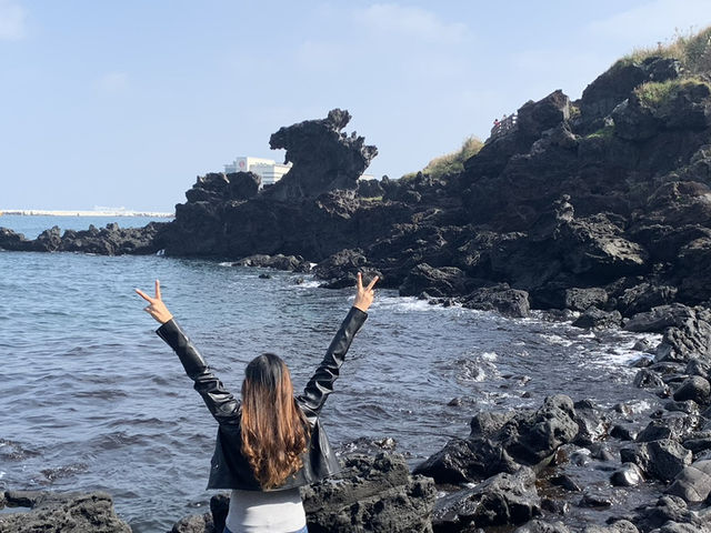 📍Quick Stop at the Dragon’s Head – Yongduam Rock, Jeju