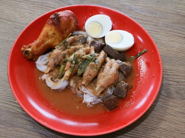 นิยมเส้น ก๋วยเตี๋ยวไก่ตุ๋น & ขนมจีนน้ำยาปักษ์ใต้ ม