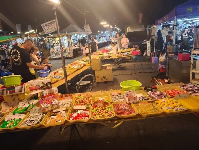 大慶夜市小吃攤位,整桌現做小菜與滷味