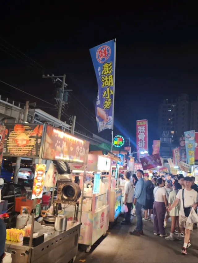 大慶夜市走道兩側的攤位招牌與逛街人潮