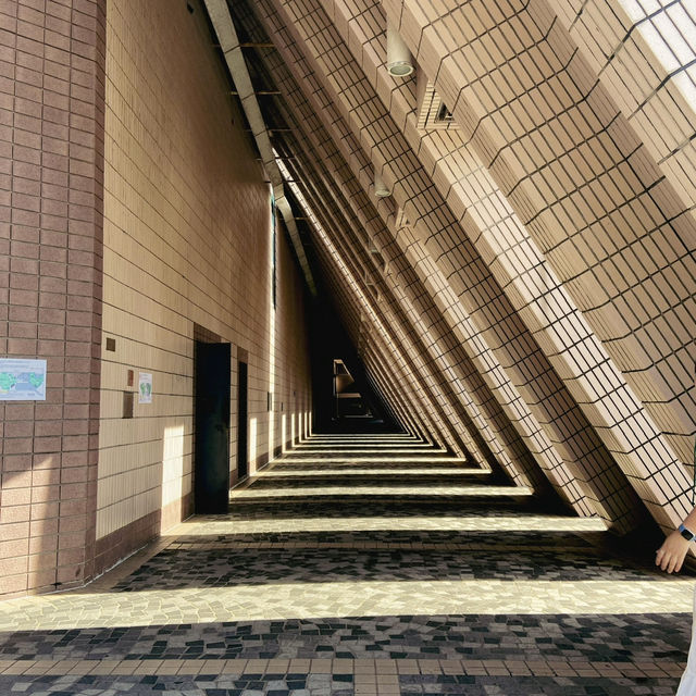 Hong Kong Cultural Centre – สัมผัสศิลปะริมน้ำ