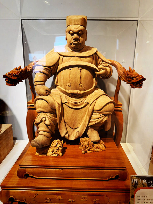 雲林北港｜工藝坊的「父子妝佛聯展」：一刀一筆，刻出信仰的延續 
