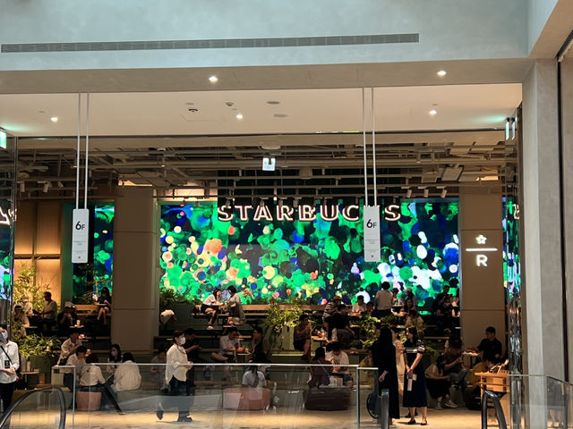 Dream Plaza 台北統一阪急二館 全台最大星巴克