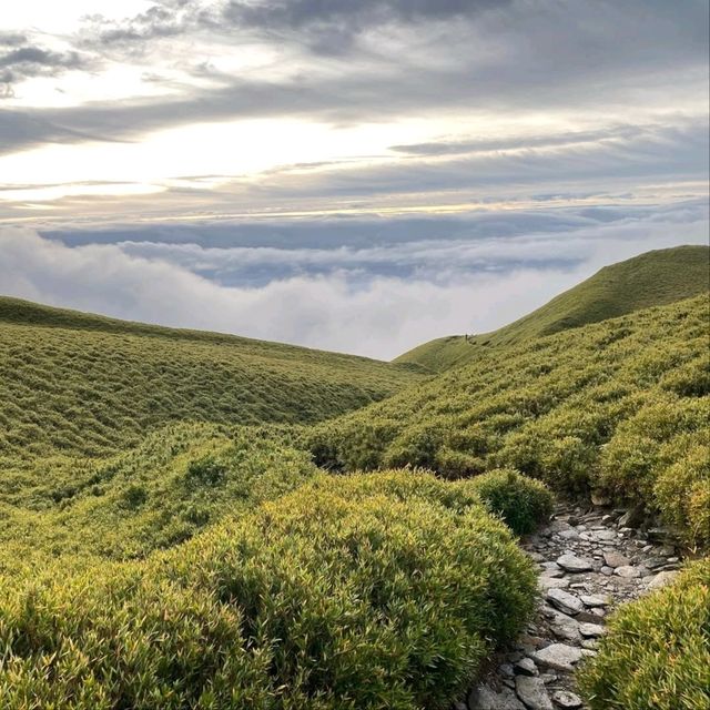 Chasing Peaks and Clouds at Qilai Nanhua