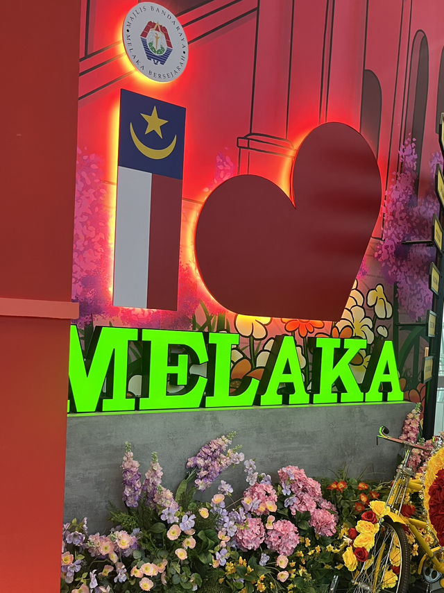 📸 Why is Melaka Red in the airport?! Heritage Vibes at KLIA1 – Melaka Corner!