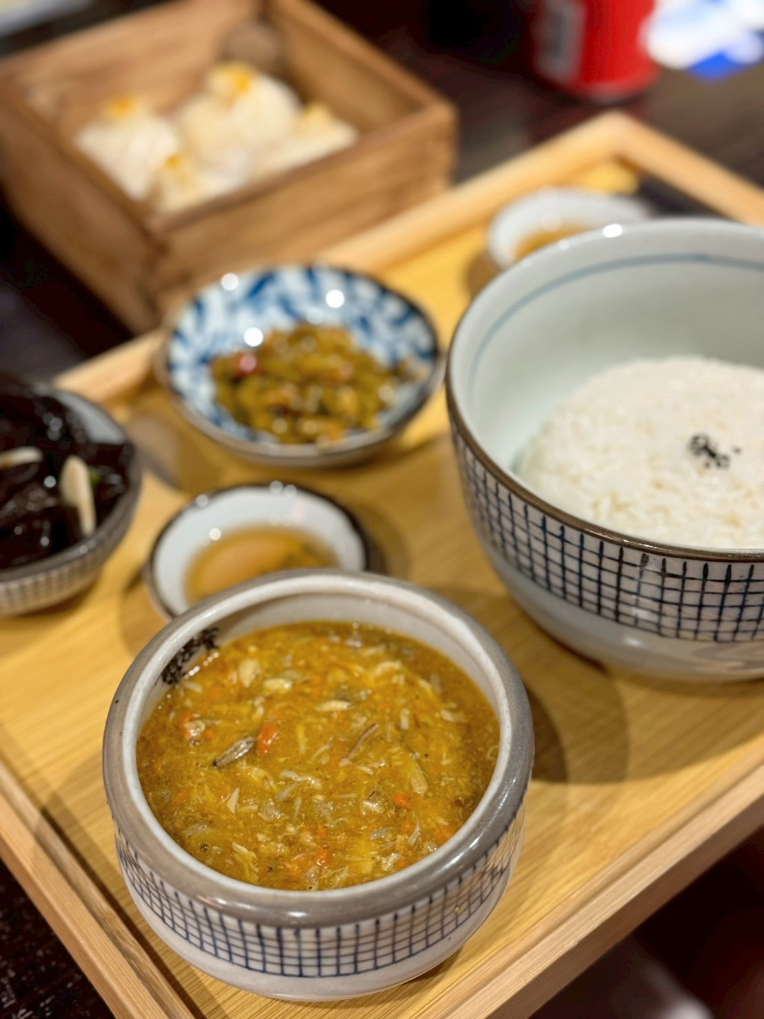   
如果來上海旅遊，絕對不能錯過吃謝三寶的蟹油麵，店鋪很多，我們去的是位於南京路，和賴賴小籠包同一條巷子。店門口還貼有泰文歡迎標語。進店後，服務員笑容可掬地打招呼，我們坐在二樓的吧台座位，空調不太涼。點飲料和餐點可以直接掃描桌上的QR碼付款。餐點上菜速度快，味道都很棒，重點是還可以跟服務員要冰塊，店員們都很可愛。  
- 蟹油飯，飯和蟹油分開盛，兩者一起吃超讚，飯也很好吃，配菜也很棒，能解膩。  
- 蟹肉小籠包，個頭很大，湯汁有濃濃的蟹味，吃得到滿滿蟹肉，但這道要趁熱吃，放久了麵皮會變硬。  
- 炸春捲，炸得很好，酥脆又美味。  

來上海旅遊推薦這家店，必須來試試看喔！