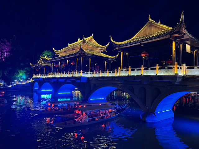 “ล่องเรือกลางคืน ชมเมืองเก่าพันปี” 