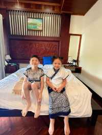 Luang Phabarng with family