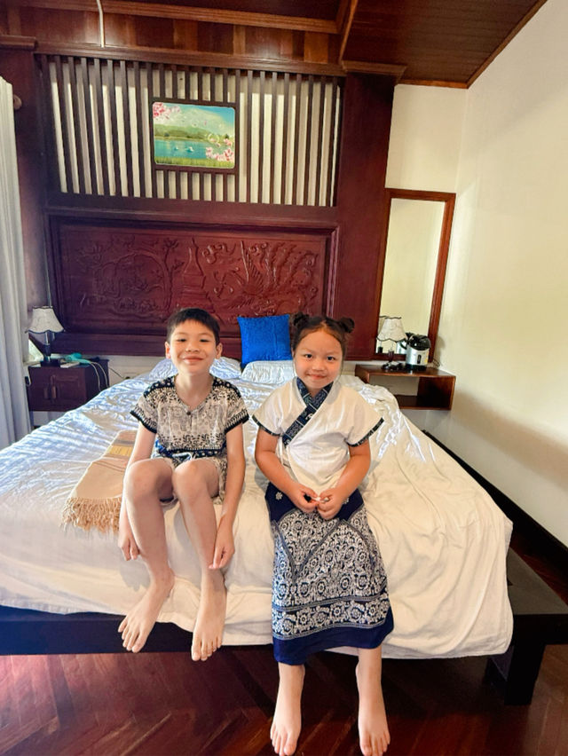 Luang Phabarng with family