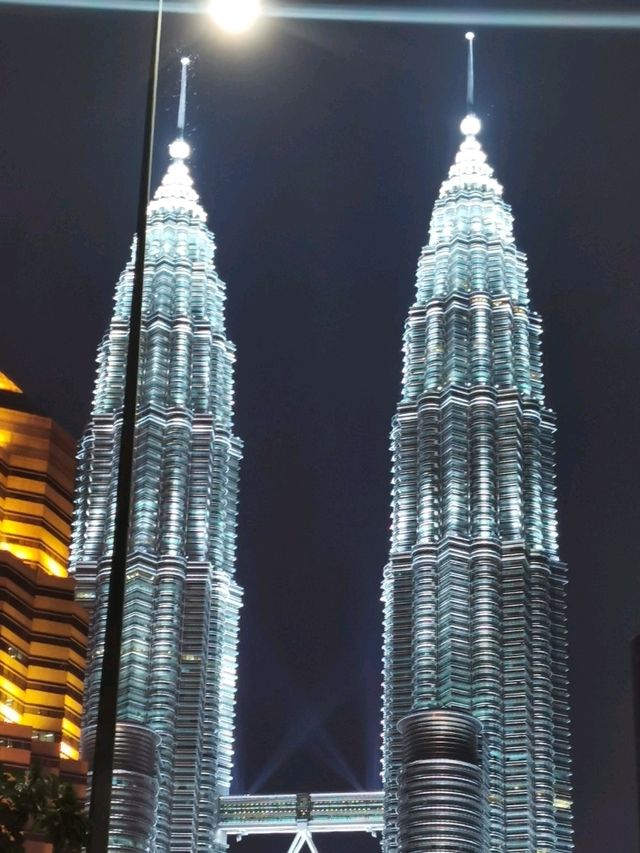 Petronas Twin Towers จุดแลนด์มาร์กสุดอลังการ ✨