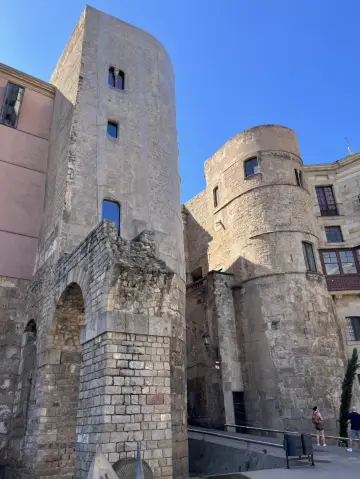 🌙🏰 Wandering the Old Gothic Quarter of Barcelona 🕯️✨  