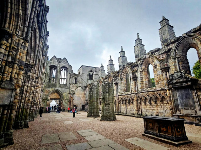 Holyrood Palace & Abbey : A Walk Through Royal History 