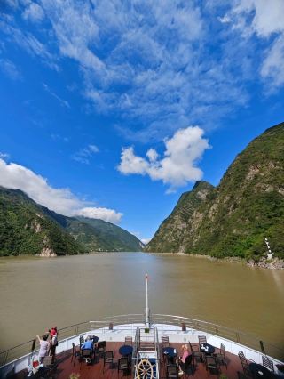 人生要有一次仰望山河的震撼，而長江三峽，就是答案。