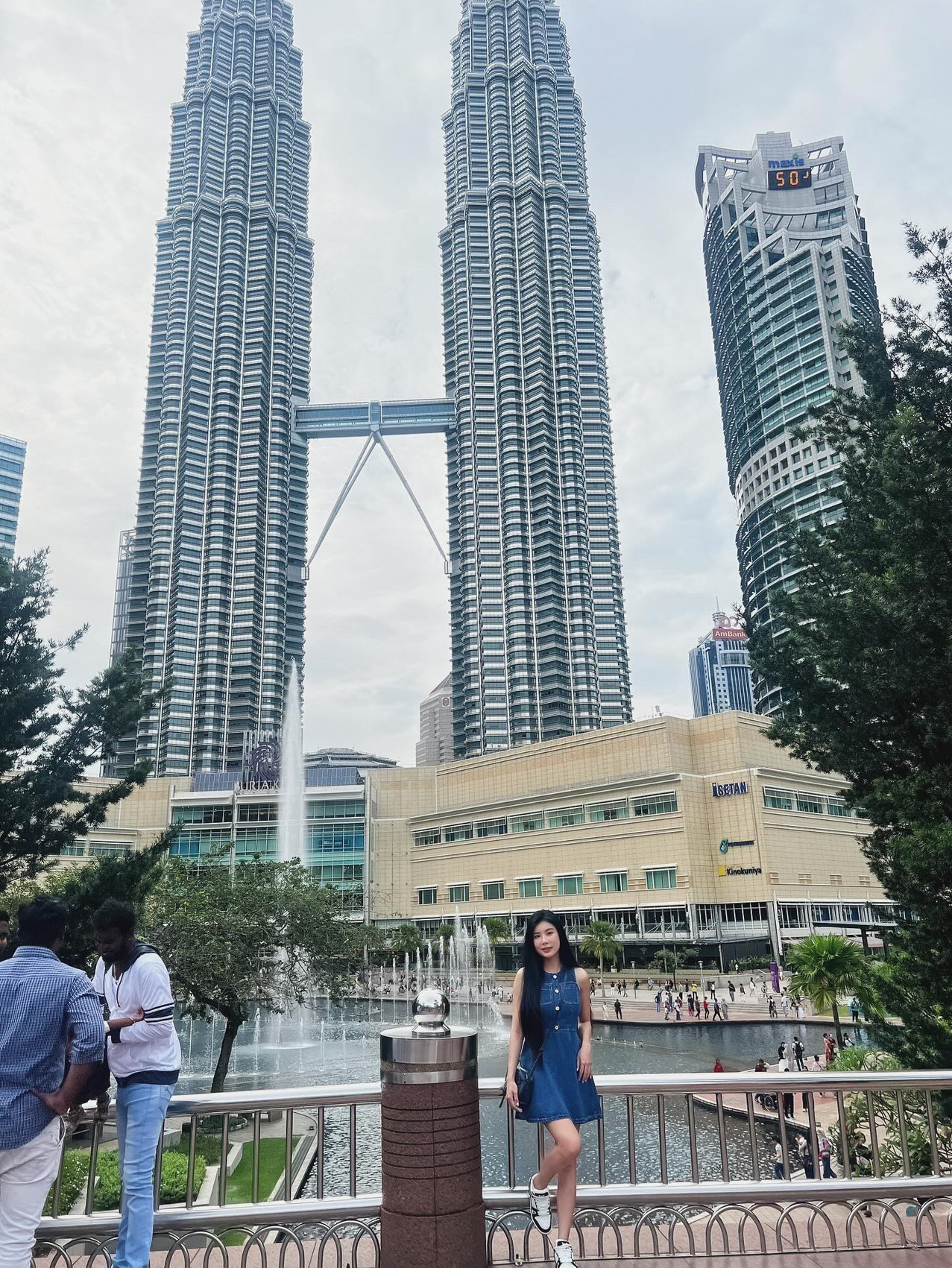 Perjalanan pertama saya ke Malaysia, saya memberikan nilai 8/10. Saya pergi pada bulan Oktober 2025. Sebagian besar makanannya adalah masakan Tionghoa, tetapi rasanya enak. Ada sedikit tempat wisata, kebanyakan berfokus pada fotografi. Grab tersedia di sini, dan tarifnya murah. Saya merekomendasikan untuk menukar sedikit uang tunai untuk dibawa, dan jangan lupa membawa adaptor colokan ☺️. Jika Anda suka makan dan berfoto, ini adalah tempat yang tepat. Mudah untuk berkeliling. Saya bepergian dari Bandara Don Mueang; harga tiketnya lebih murah, tetapi sulit menemukan tempat parkir. Perjalanan hanya memakan waktu 2 jam ✈️. Jangan lupa mampir ke Spacetime dan Menara Petronas untuk mengambil foto yang indah 📸, serta Chinatown. Ada suvenir yang terjangkau dan banyak makanan lezat di sana.