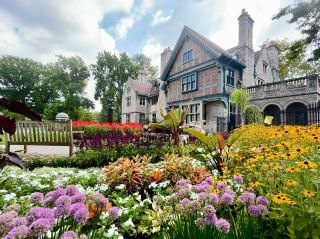 ขอแนะนำให้เข้าทางประตูหลักบนถนนไนแอการา แล้วเดินเล่นชมสวนโดยรอบก่อน เพลิดเพลินกับดอกไม้และต้นไม้ที่เปลี่ยนแปลงไปตามฤดูกาล ผ่านศาลา ประติมากรรม และทางเดินร่มรื่น ศาลาเหล่านี้ไม่เพียงแต่เป็นจุดพักผ่อนที่ยอดเยี่ยมเท่านั้น แต่ยังเป็นจุดถ่ายภาพที่ยอดเยี่ยมอีกด้วย โดยเฉพาะอย่างยิ่งเมื่อตั้งอยู่ท่ามกลางฉากหลังของสถาปัตยกรรมตะวันตกคลาสสิก ภาพทิวทัศน์อันงดงามตระการตานั้นงดงามจับใจอย่างแท้จริง

จากนั้น คุณสามารถเดินสำรวจอาคารหลักอย่างสบายๆ ชมรายละเอียดภายนอกอาคารและโครงสร้างหน้าต่างแบบทิวดอร์แห่งนี้อย่างใกล้ชิด แม้ว่าการเข้าชมภายในอาคารหลักจะต้องจองล่วงหน้าหรือรอวันเปิดทำการที่แน่นอน แต่การถ่ายรูปและเดินชมภายนอกก็เพียงพอที่จะสร้างความประทับใจไม่รู้ลืม

