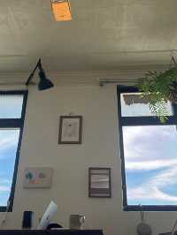 在鐵道邊安靜生活一個下午：工作室咖啡庭的慢步調美好