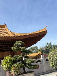 山丘環抱下的寧靜寺廟  