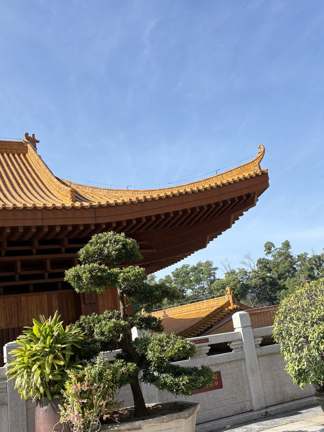 山丘環抱下的寧靜寺廟  