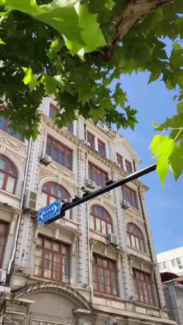 沿著南京路靜靜漫步