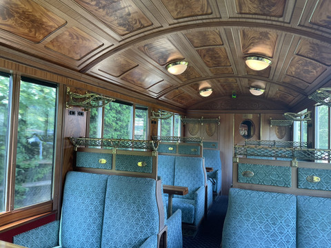 スイスのこのレトロな列車、窓の外は連載されるポストカードのよう