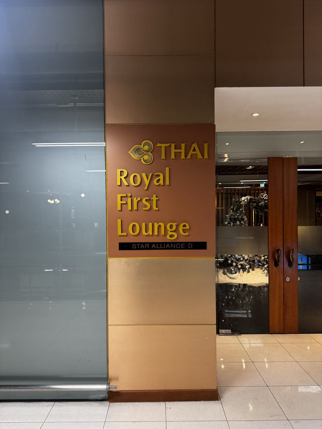 👑 รีวิว Royal First Lounge การบินไทย สนามบินสุวรรณภูมิ — อย่าพลาดเด็ดขาด อาหารบริการดีสุดๆ😁