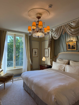 夢想體驗極致的巴黎之旅?麗茲酒店 (Ritz Paris) 是這座「光之城」的頂級選擇——華麗的室內裝潢、傳奇般的服務和令人垂涎的美食,一切盡在掌握🇫🇷✨

最佳住宿:巴黎麗茲飯店

巴黎麗茲酒店位於旺多姆廣場15號,是您探索巴黎熱門購物場所和文化瑰寶(例如羅浮宮、杜樂麗花園和香奈兒精品店)的理想下榻之所。您將在永恆的優雅中醒來——金碧輝煌的大廳、豪華舒適的套房以及標誌性的、令人忍不住拍照打卡的氛圍,讓您時刻都感受到奢華享受。

巴黎麗茲酒店的特色:

飯店氛圍經典卻不失現代感:大理石浴室、鮮花、舒適的休息室以及隨處可見的奢華細節。員工服務周到細緻,如果您有任何需要,他們都會熱情地為您效勞。小提醒:不妨向他們諮詢一些小貼士或預訂服務,他們熟知所有隱藏的寶藏。

餐飲推薦:

千萬別錯過旺多姆酒吧 (Bar Vendôme),這裡提供精緻的早餐和輕鬆的午餐;羊角麵包絕對不容錯過!想喝點什麼?海明威酒吧 (Hemingway Bar) 以其傳奇的雞尾酒和引人入勝的氛圍而聞名。如果您想品嚐甜點,飯店的糕點師以其精湛的技藝而著稱,所以一定要留點肚子。

出行指南:

巴黎麗茲飯店步行即可抵達羅浮宮和加尼葉歌劇院等熱門景點。如果您想去更遠的地方,可以在附近的地鐵站(歌劇院站或協和站)搭乘地鐵,或讓禮賓部幫您叫計程車。建議穿著舒適的鞋子;巴黎的街道是鵝卵石鋪成的,非常適合步行探索。

溫馨提示:

提前預訂房間可獲得最佳選擇。飯店提供貨幣兌換服務,並可安排機場接送。天氣變化無常,建議多帶幾件衣服!

#巴黎麗茲酒店 #巴黎旅行 #豪華酒店 #巴黎美食 #光之城
