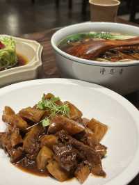 Hangzhou | Tasty vegetarian restaurant near Lei Feng Tower