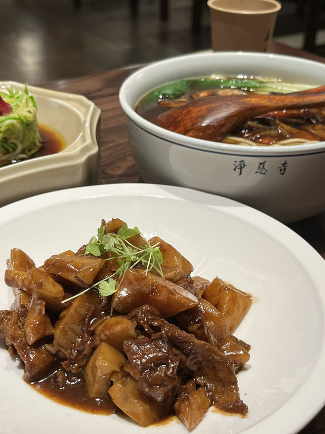Hangzhou | Tasty vegetarian restaurant near Lei Feng Tower